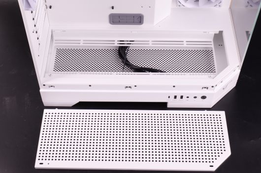 하단 쿨링팬 장착부를 가려주는 메시 패널. 깔끔한 외관을 유지할 수 있도록 도와준다.