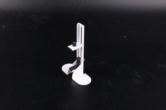 자석이 적용된 그래픽카드 지지대를 기본 제공한다.