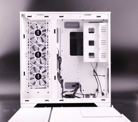 파워서플라이와 저장장치의 공기흐름이 나머지 부품과 분리된 듀얼 챔버 구조