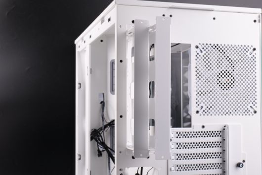 저장장치 브라켓은 손나사를 분리해 꺼낼 수 있다.