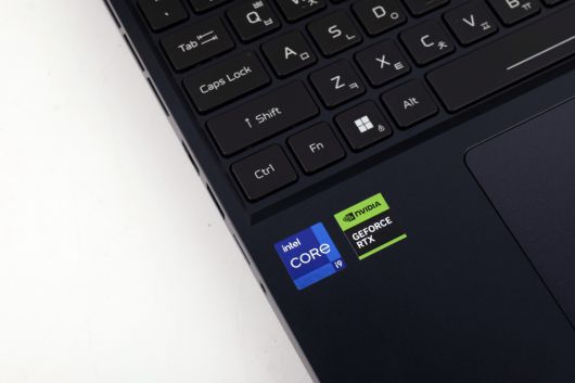 노트북 하단부 역시 깔끔한 블랙 컬러로 마감됐으며, 인텔 코어 i9과 지포스 RTX 그래픽이 장착됐음을 알 수 있다.