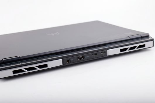 노트북을 모니터나 썬더볼트 독에 연결 시 더욱 깔끔하게 사용할 수 있도록 노트북 후면에까지 단자를 배치한 점이 인상적이다.