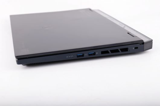 노트북 오른쪽에는 2개의 USB Type-A와 켄싱턴 락이 있다.