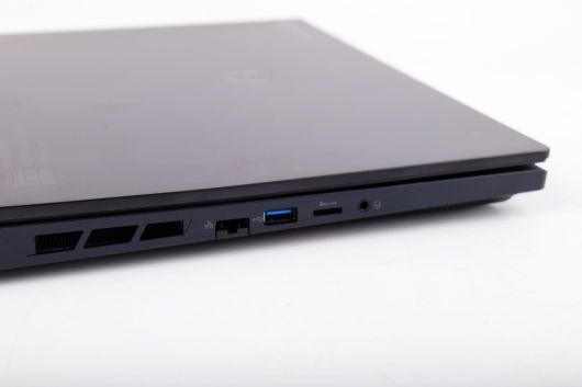 안정적인 유선 네트워크 연결을 위한 RJ45 단자(2.5G 지원), USB Type-A, 마이크로 SD 슬롯, 그리고 3.5mm 오디오 단자가 위치한다.