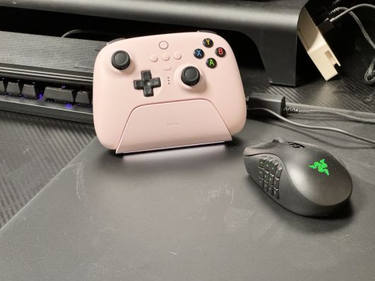 게임 플레이가 끝나고 충전 독 위에 살짝 올려두기만 하면 자동으로 충전이 진행된다.