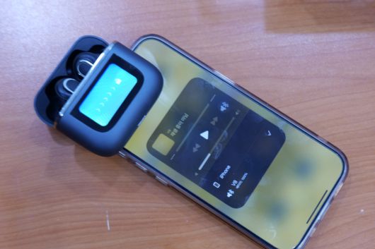 스마트폰과 연결해보니 ‘V8’이라는 정체 불명의 제품명으로 페어링됐다.