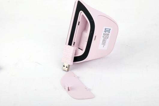 충전 독 내부에는 2.4GHz 동글이 장착되어 있다.