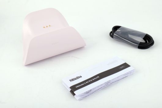 게임패드 본체를 제외한 구성품으로 매뉴얼과 충전 독, 그리고 USB Type-C to A 케이블이 동봉된다.