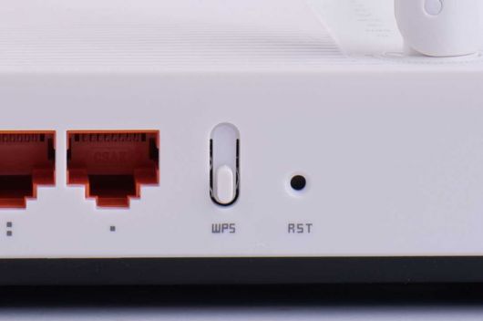 WPS 버튼으로 무선 장치 설정을 비밀번호 등 복잡한 과정 없이 간편하게 진행할 수 있다.