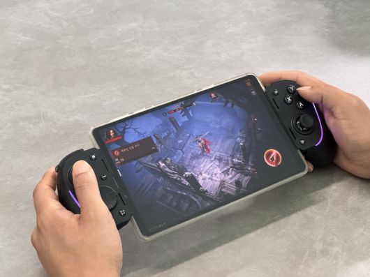 게임패드가 지원되는 게임인 ‘디아블로 이모탈’을 플레이해봤다.