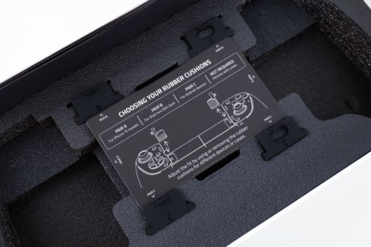 패키지 내부에는 다양한 고무 쿠션들이 위치한다.