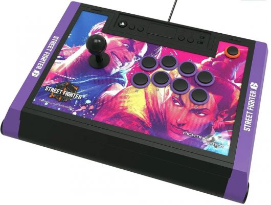 대전 격투 게임을 즐기기 위한 기본적인 컨트롤러는 조이스틱이었다.