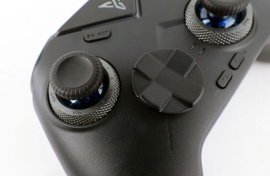 댐핑 포스 다이얼 스틱 기능으로 아날로그 스틱 감도를 조절할 수 있다.