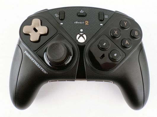 파이팅 모듈을 장착하면 6버튼 체계로 사용할 수 있다.