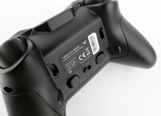 후면에도 백 버튼이 4개 배치되어 있고 트리거 깊이도 조절할 수 있다.