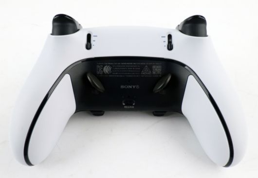 후면에는 백 버튼 2개가 있고 트리거 깊이 조절도 가능하다.