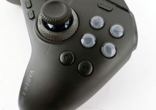 전면에 6버튼이 배치되어 있다.