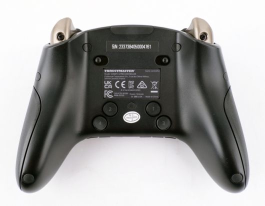 후면에는 백 버튼이 4개 있고 트리거 깊이도 조절할 수 있다.