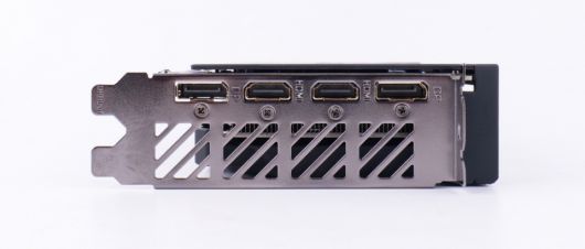 단자는 DP 1.4a x2, HDMI 2.1a x2를 갖췄다.