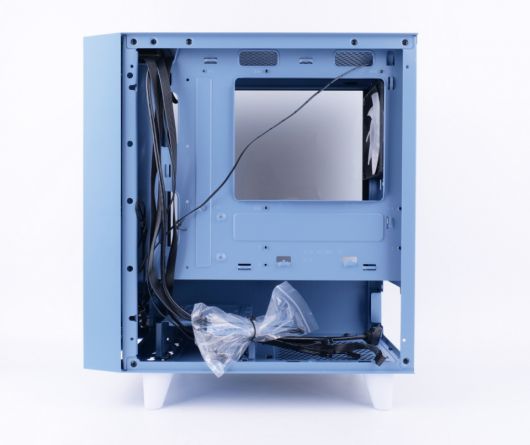측면 공간이 넓어 케이블을 깔끔하게 정리할 수 있으며, 파워서플라이도 보이지 않는 디자인이 적용되었다.