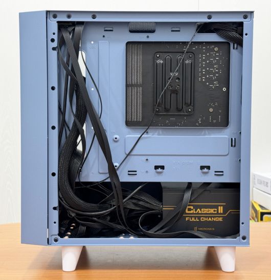 케이블 연결 후 뒷면에 있는 선을 정리하면 된다.