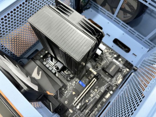 메인보드를 케이스에 장착했다.