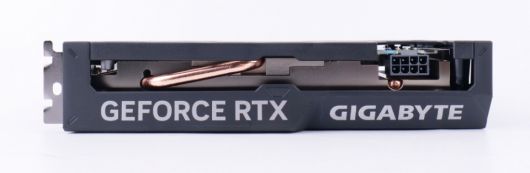 보조 전원은 PCIe 8핀 1개만 사용한다.