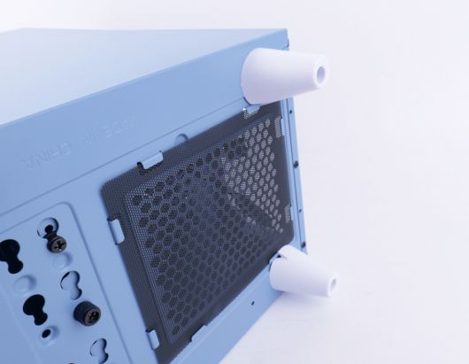 밑에는 하얀색 받침대가 있어 케이스를 깔끔하게 지지한다.