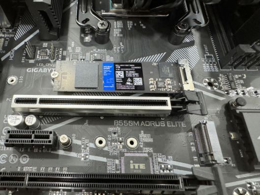 M.2 SSD 슬롯에 SSD를 장착했다. 메인 슬롯만 PCIe 4.0을 지원하기 때문에 꼭 메인 슬롯에 장착해야 한다.