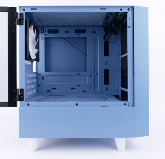 M-ATX 정도까지만 장착 가능한 크기다.