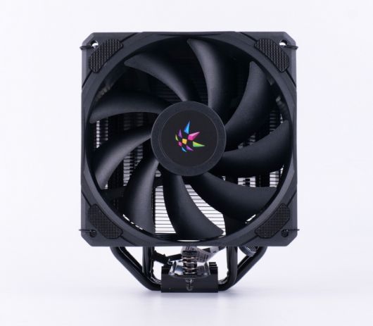 상당히 높은 성능과 정숙함을 갖춘 쿨링팬이 탑재되었다.