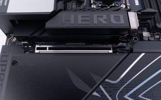 그래픽카드를 손쉽게 탈착할 수 있는 PCIe 슬롯 Q-Release Slim이 적용됐다.