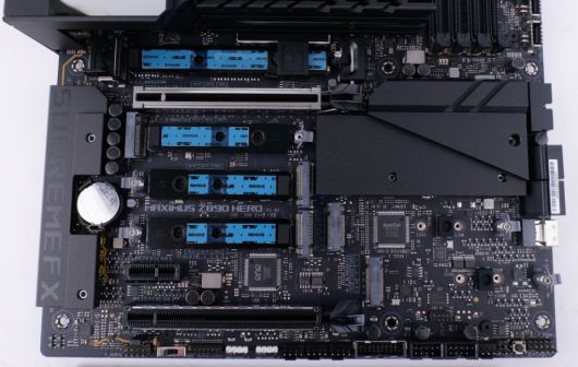 PCIe 5.0 M.2 SSD 슬롯 3개와 PCIe 4.0 M.2 SSD 슬롯 3개가 있다. Q-Release 버튼이 적용되어 손쉽게 M.2 SSD를 탈부착할 수 있다.