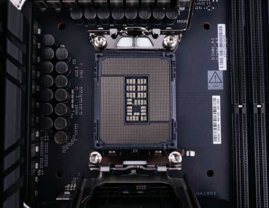 LGA 1851 소켓이 적용되어 인텔 코어 울트라 200S 프로세서를 장착할 수 있다.