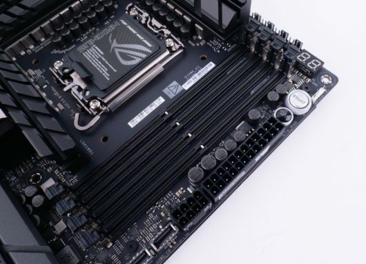 8800MT/s 이상 오버클럭까지 가능한 DDR5 슬롯 4개를 제공한다.