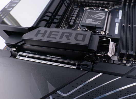 메인 M.2 SSD 슬롯에는 걸쇠 방식 히트싱크가 적용되었다.