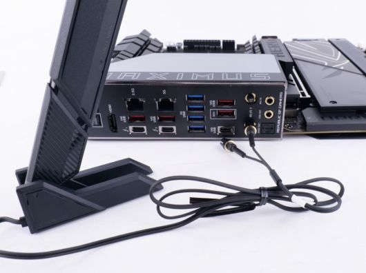 Q-Antenna로 매우 손쉽게 Wi-Fi 안테나를 꽂고 뺄 수 있다.