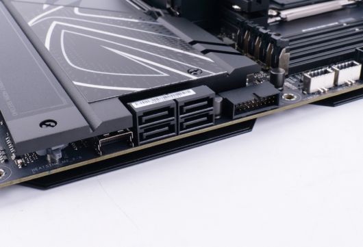 SATA3 6Gb/s 단자는 4개 있다.