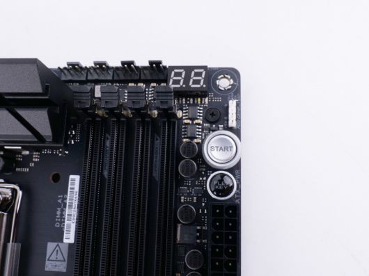 4개의 온보드 LED를 통한 Q-LED와 Q-코드, 전원 버튼 등을 통해 하드웨어 문제를 곧바로 파악할 수 있다.