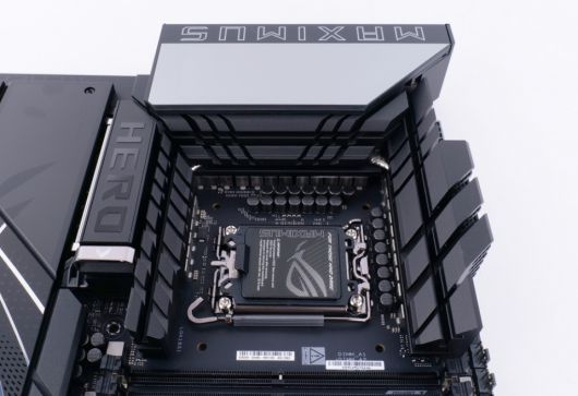 뛰어난 쿨링 솔루션이 적용되어 CPU 오버클러킹 중에도 시스템을 안정적으로 운용할 수 있다.