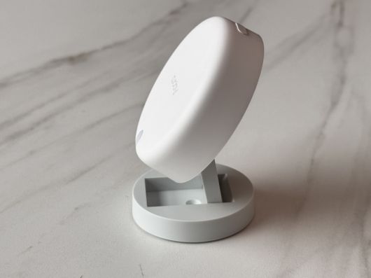 아카라 FP2는 스탠드와 본체가 일체형으로 구성된다.