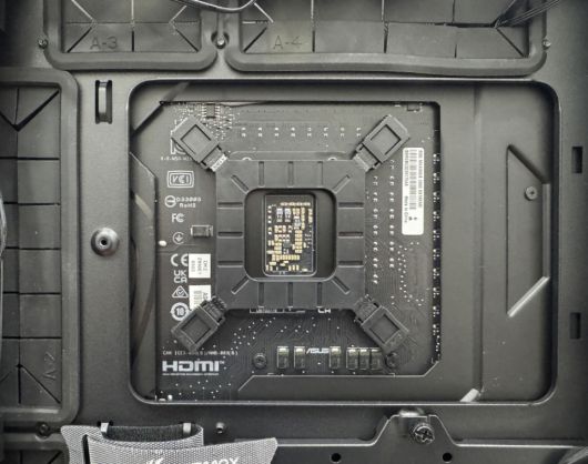 메인보드를 장착한 후에도 쿨러 가이드를 장착할 수 있다.