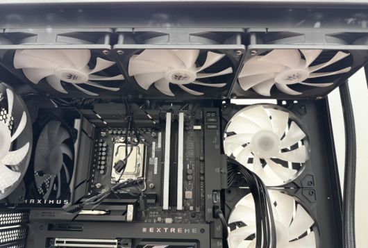 위쪽에 라디에이터를 장착했다.