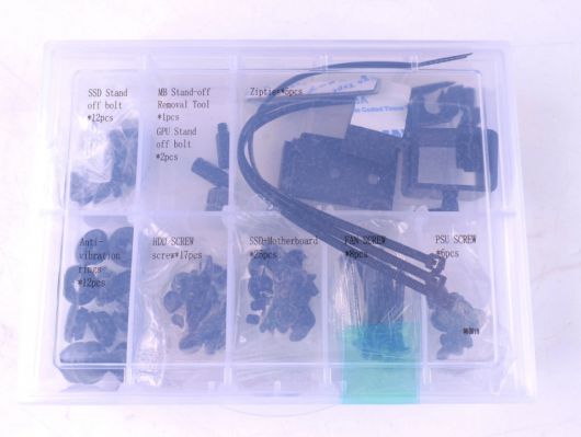 조립에 필요한 부품과 나사가 모여있는 케이스가 제공된다.