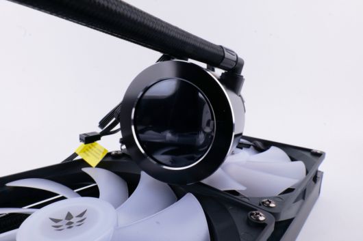 2.1인치 IPS LCD 디스플레이가 탑재되어 있다.