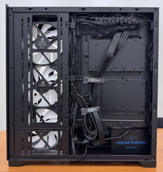 뒤쪽에 있는 케이블을 정리 후 덮개를 덮으면 깔끔하게 마무리할 수 있다.