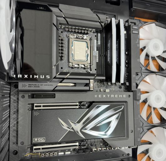 메인보드를 케이스에 장착했다.