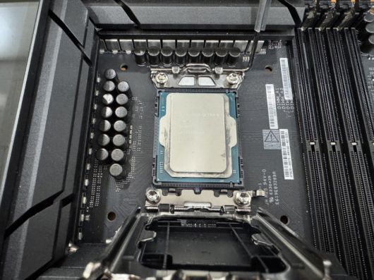 CPU를 먼저 장착하자.