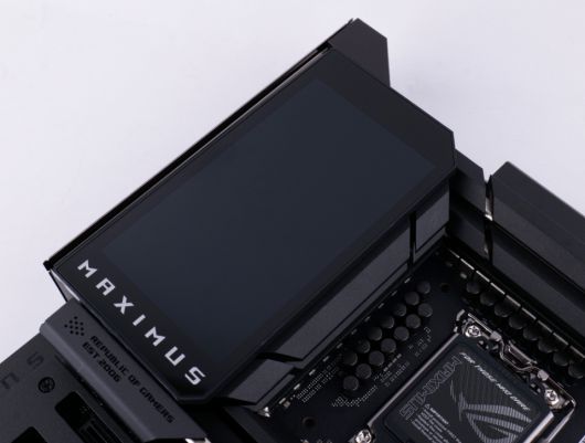 5인치 LCD 디스플레이를 탑재했다. 또한, 강력한 전원 스테이지를 제공해 CPU 성능을 극한까지 끌어 올릴 수 있다.