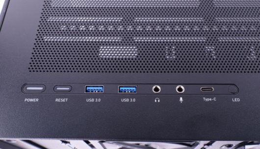 버튼과 전면 단자는 한곳에 모여있으며, USB Type-C 단자도 있다.